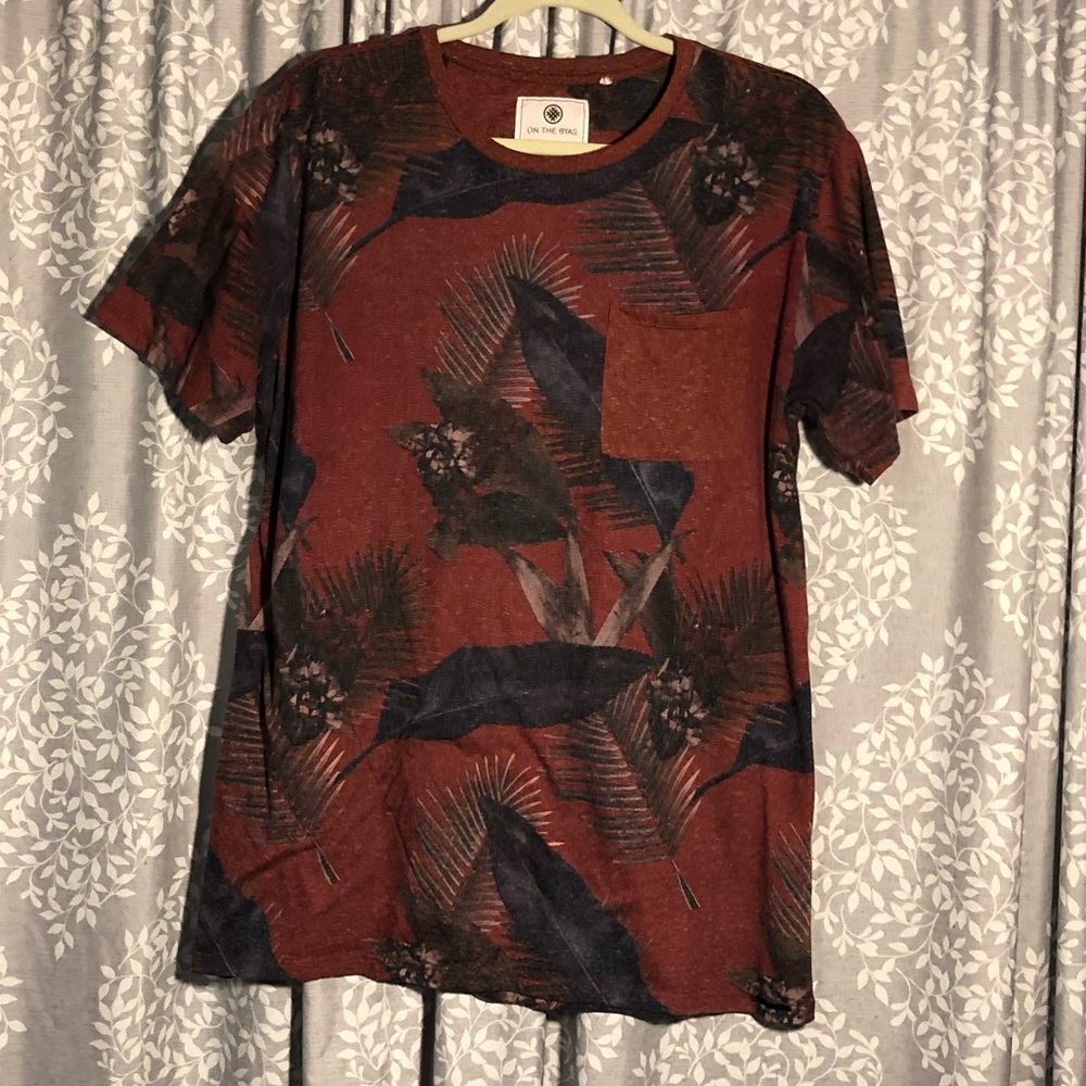 Maroon men’s t-shirt with a leaf pattern
